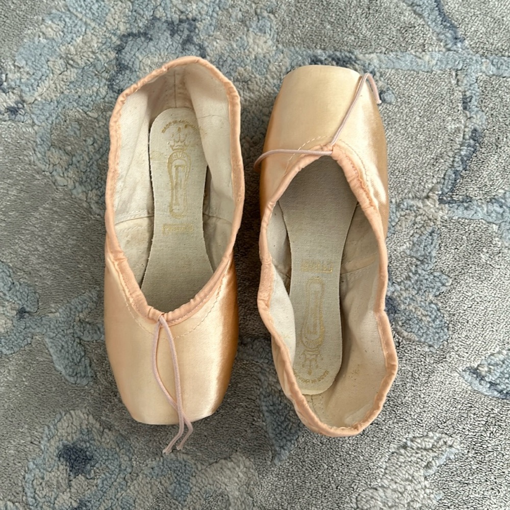 Freed Of London pointe shoes, Size 4 1/2
